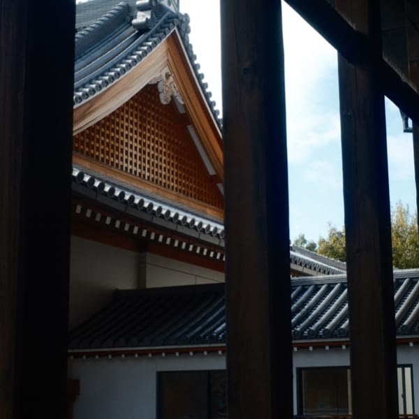 A view of a building with a roof.