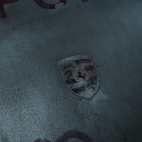 A coat of arms with a red cross on it.